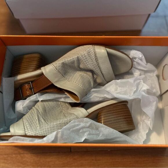 NWT Miz Mooz genuine leather ivory wedge sandals. New in the box! Size 7 - Picture 3 of 6